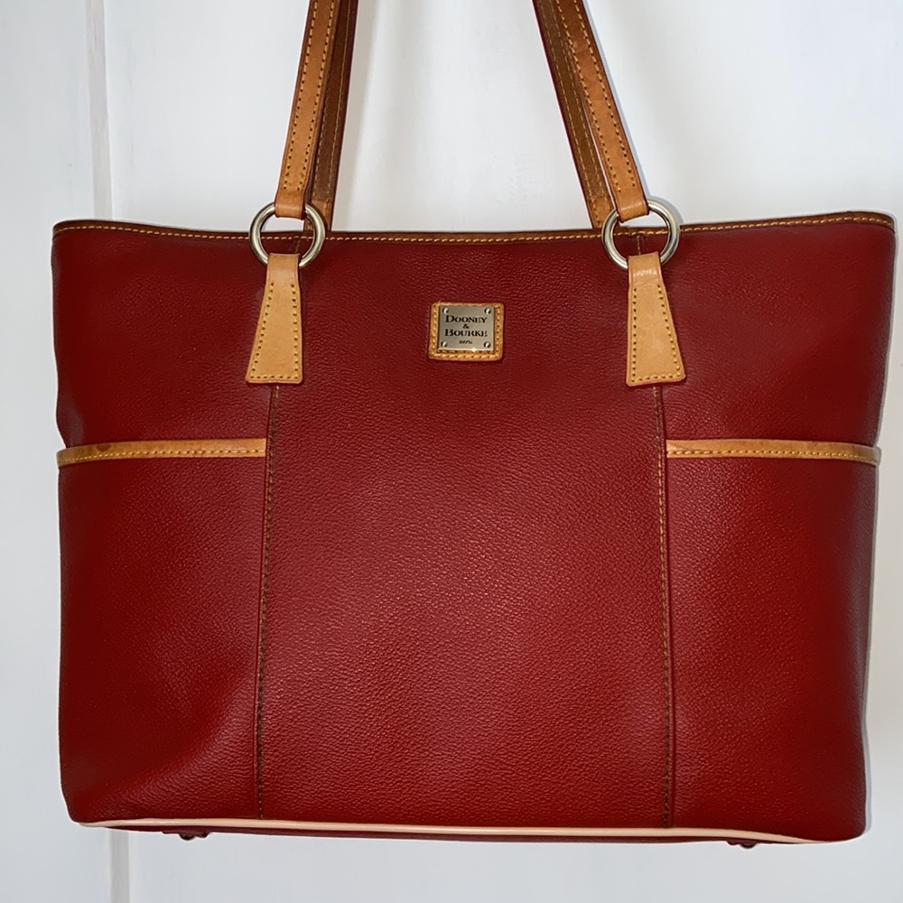 EUC Dooney & Bourke large tote bag Red pebble leather two side pockets